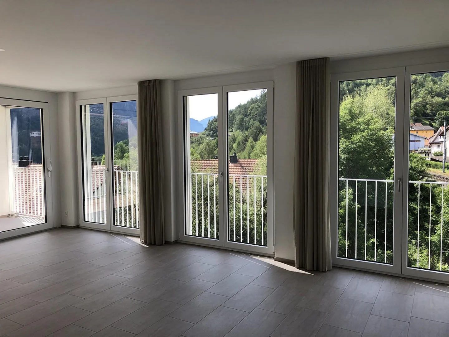 Appartamento moderno di 4,5 locali a Rhäzüns (incluso posto auto in garage sotterraneo) - Foto 3 di 16