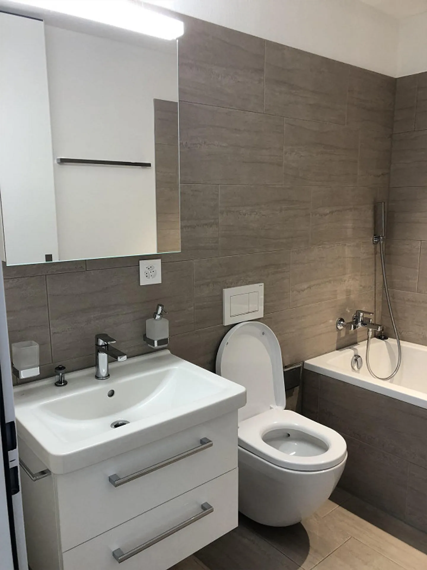 Appartamento moderno di 4,5 locali a Rhäzüns (incluso posto auto in garage sotterraneo) - Foto 10 di 16