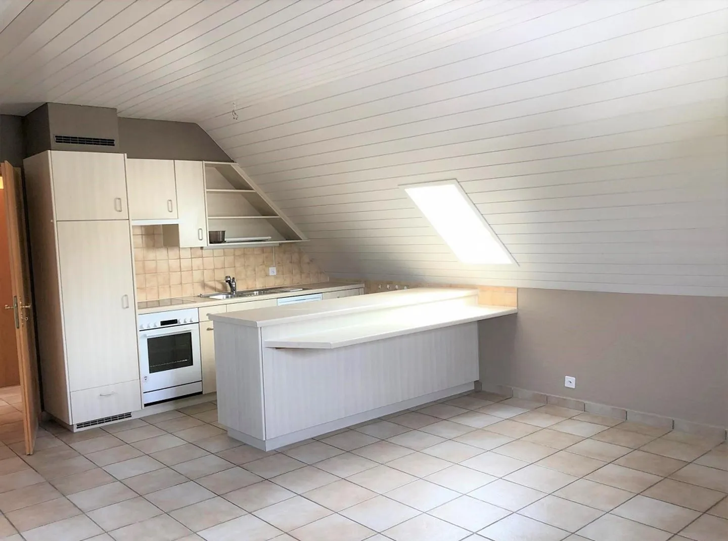 Grosse, helle 3 1/2-Zimmer-Dachwohnung an ruhiger Lage - Foto 4 von 12