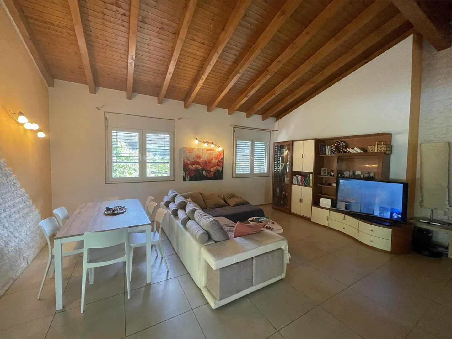 NEUES ZWEIFAMILIENHAUS 4.5 UND 3.5 IN RUHIGER LAGE - Foto 3 von 10