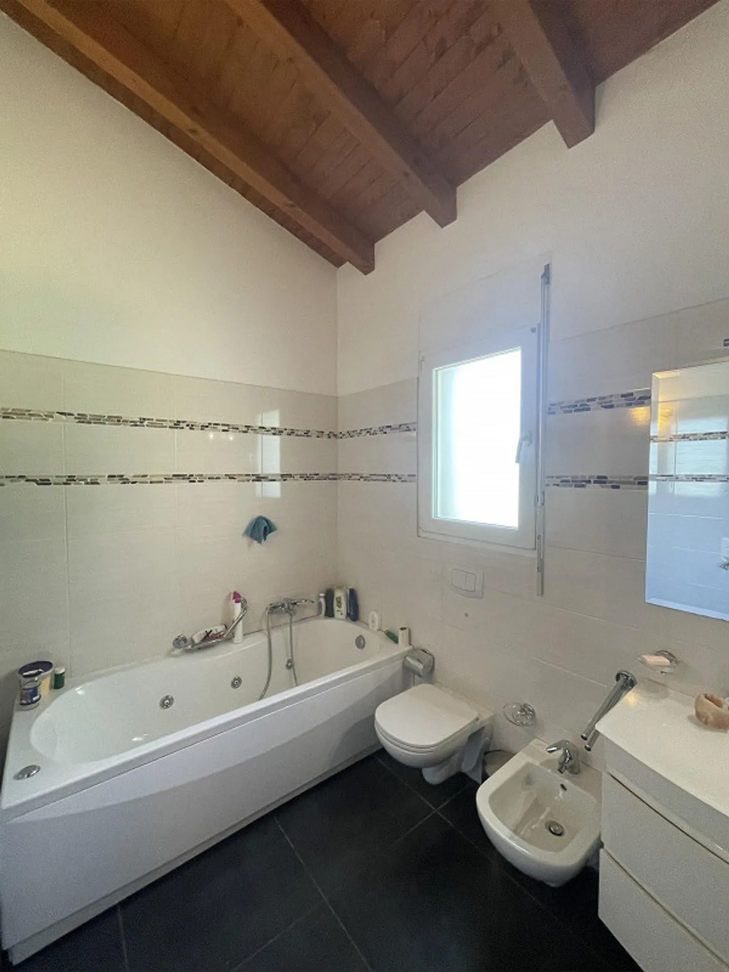 NEUES ZWEIFAMILIENHAUS 4.5 UND 3.5 IN RUHIGER LAGE - Foto 6 von 10