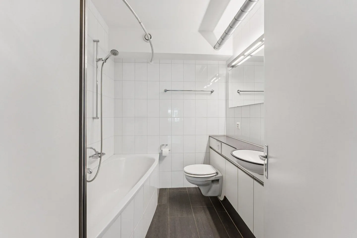 Renovated Studio Near Shops - Photo 2 of 3