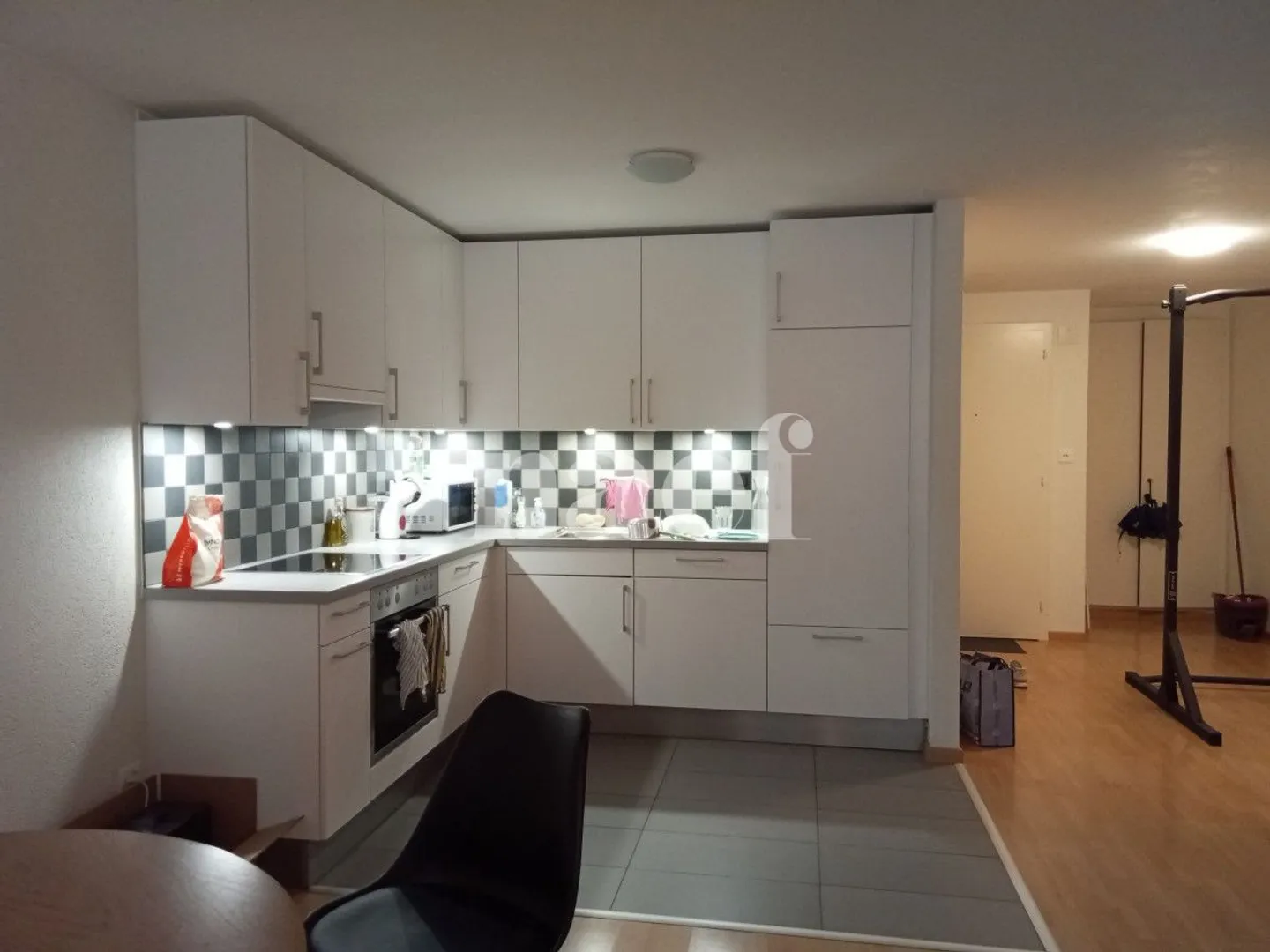 Questo bellissimo monolocale è composto da un ampio soggiorno, una cucina attrezzata aperta sul soggiorno e un bagno con doccia. Questa proprietà si trova vicino a tutti i servizi. - Foto 2 di 3