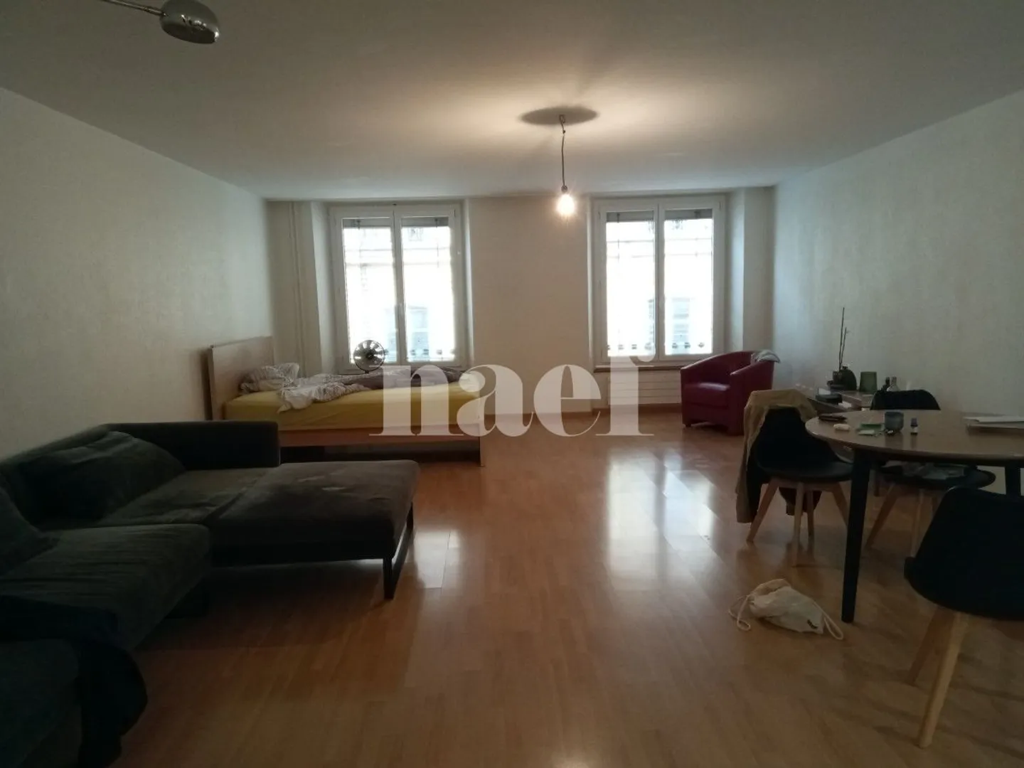 Questo bellissimo monolocale è composto da un ampio soggiorno, una cucina attrezzata aperta sul soggiorno e un bagno con doccia. Questa proprietà si trova vicino a tutti i servizi. - Foto 3 di 3