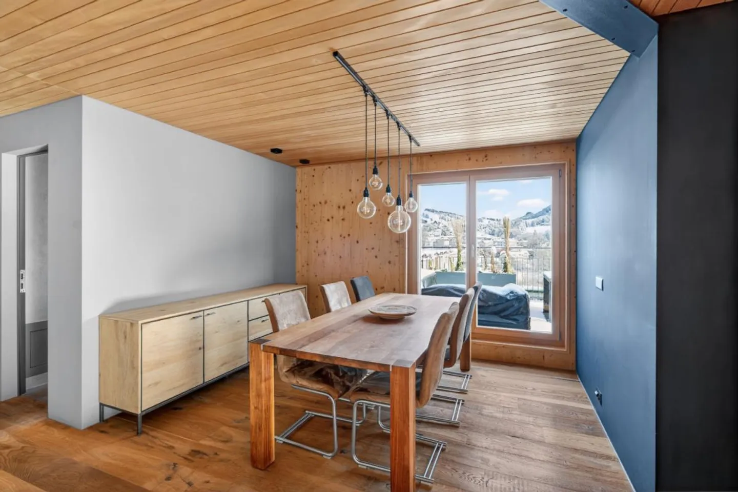 Exclusive penthouse apartment in modern wooden construction with beautiful panoramic view - Photo 4 of 13