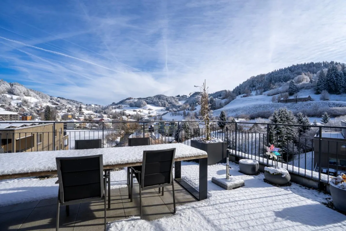 Exclusive penthouse apartment in modern wooden construction with beautiful panoramic view - Photo 10 of 13