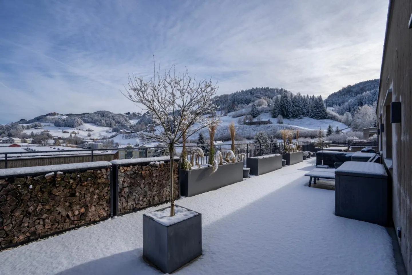 Exclusive penthouse apartment in modern wooden construction with beautiful panoramic view - Photo 11 of 13