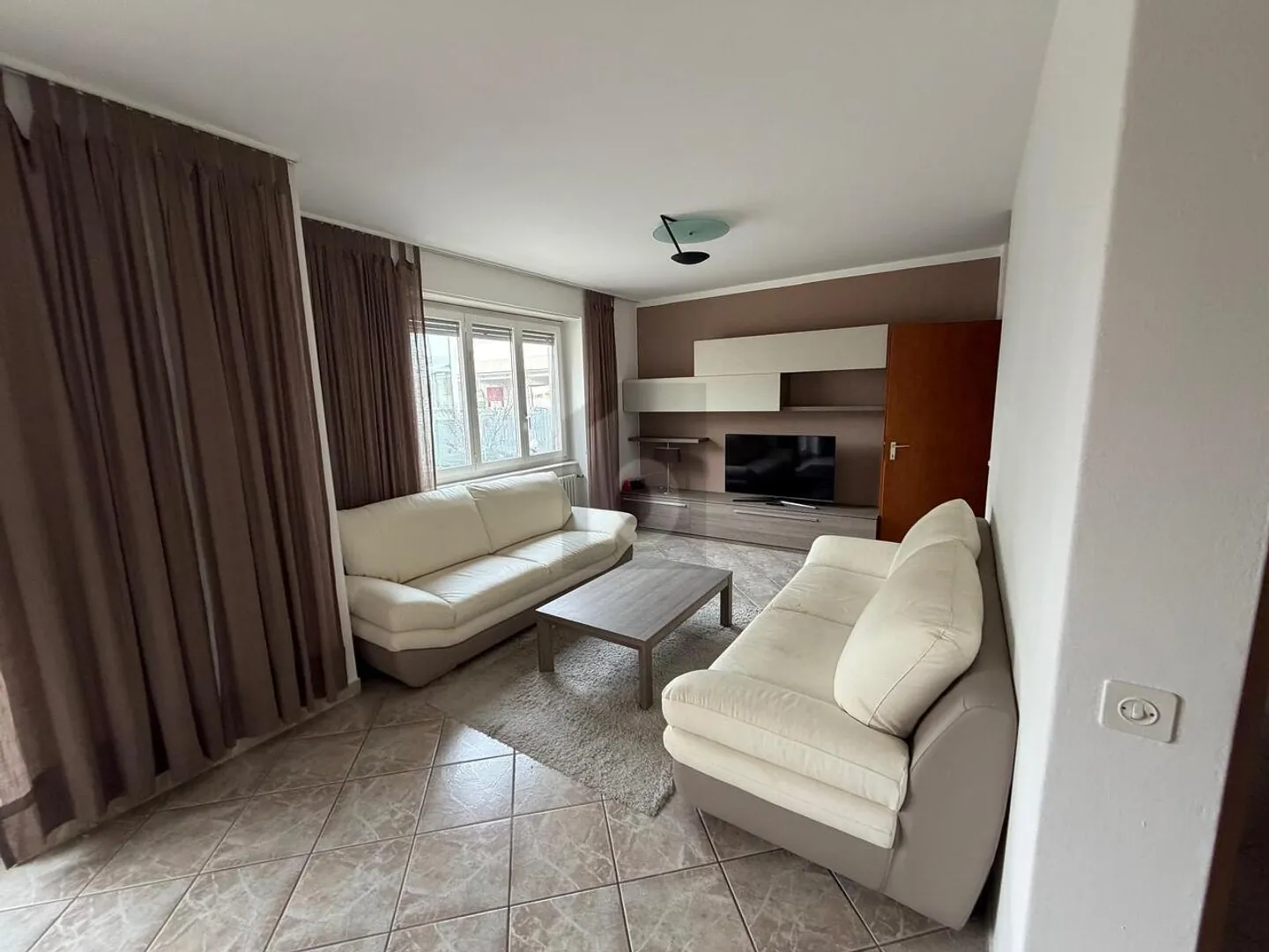 Appartamento spazioso in zona tranquilla - Foto 1 di 6