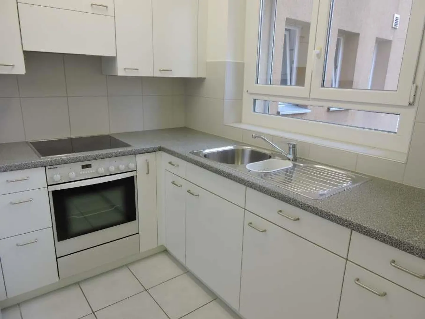 Appartement 2.5 pièces dans un emplacement calme et central - Photo 2 sur 6