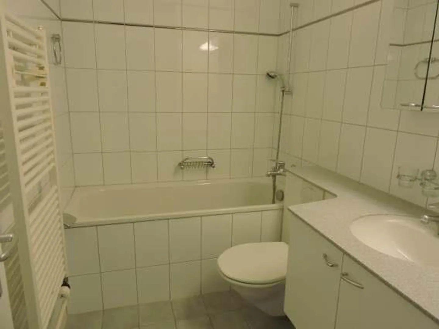 Appartement 2.5 pièces dans un emplacement calme et central - Photo 3 sur 6