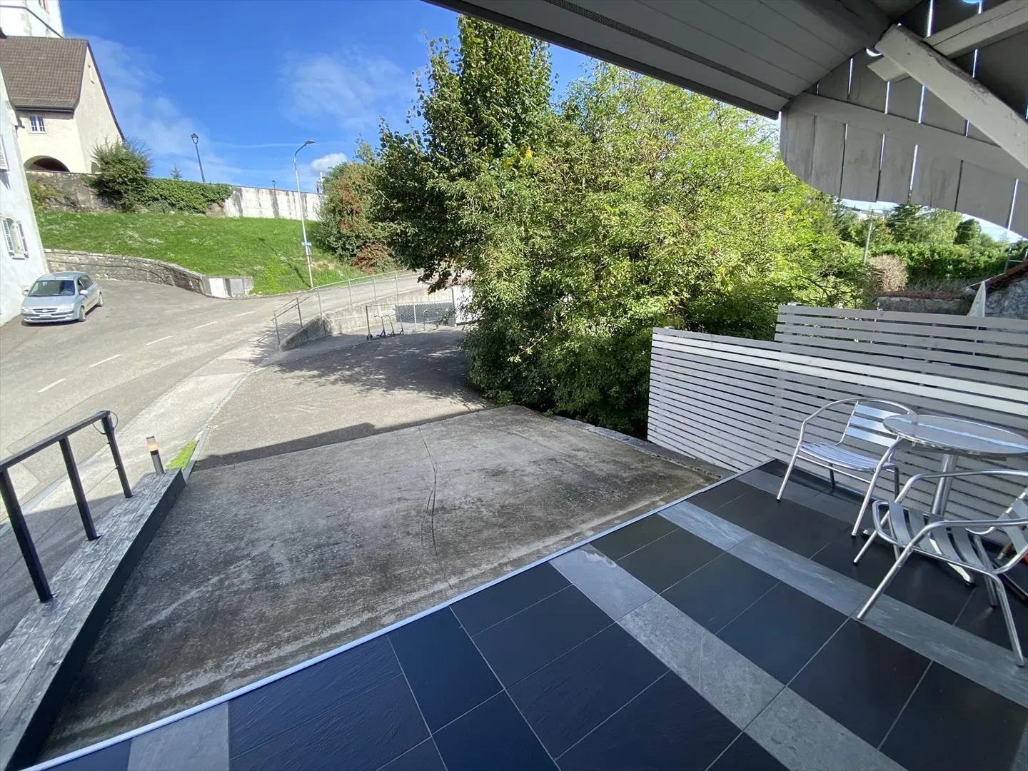 Gewerbliches Mietgebäude mit Parkplätzen. - Foto 4 von 22