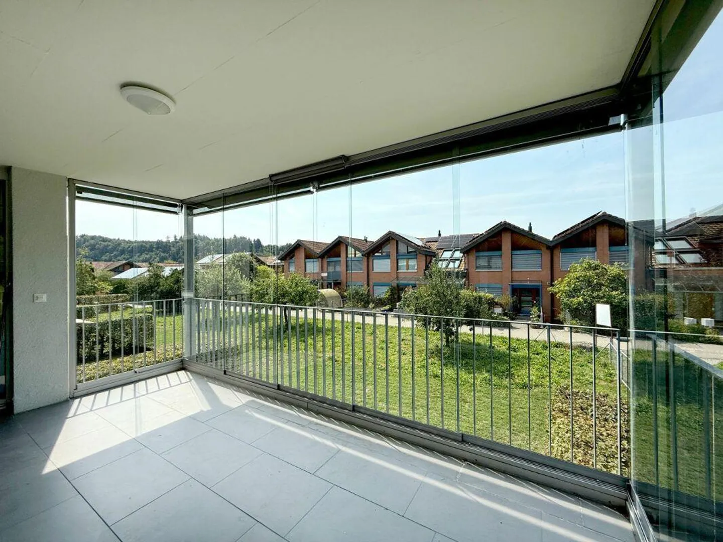 Bel appartement avec balcon et place de parking - Photo 8 sur 9