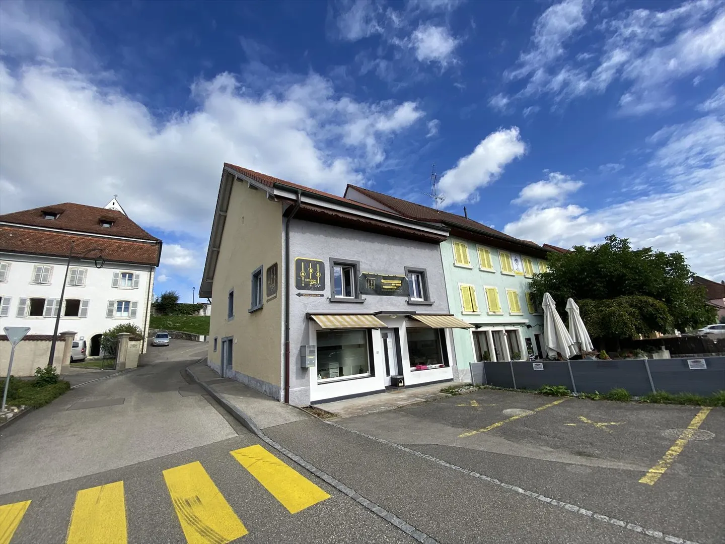 Gewerbliches Mietgebäude mit Parkplätzen. - Foto 1 von 22