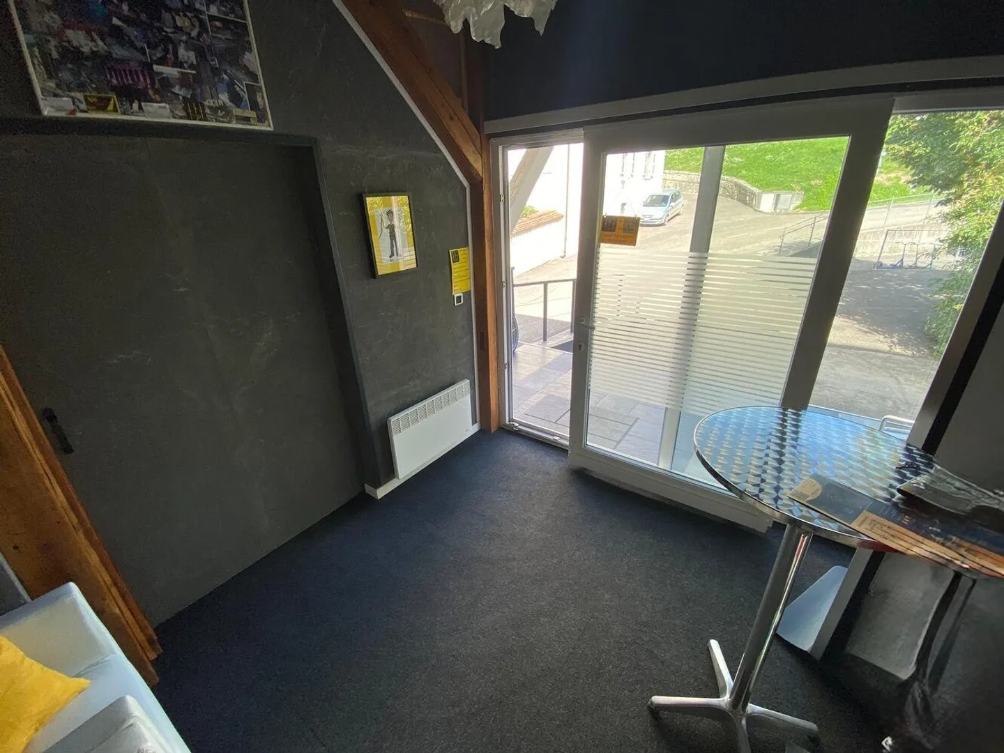 Gewerbliches Mietgebäude mit Parkplätzen. - Foto 2 von 22