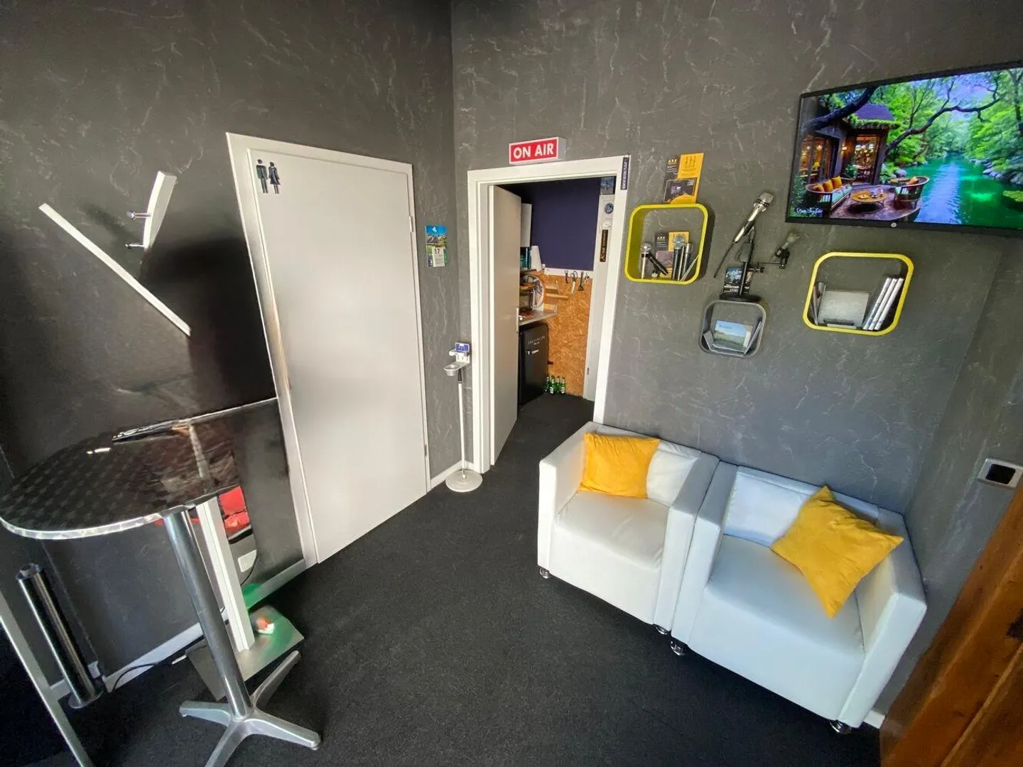 Gewerbliches Mietgebäude mit Parkplätzen. - Foto 3 von 22