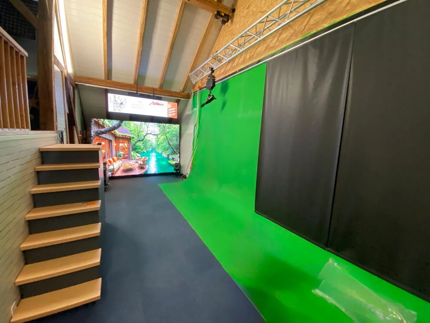 Gewerbliches Mietgebäude mit Parkplätzen. - Foto 8 von 22