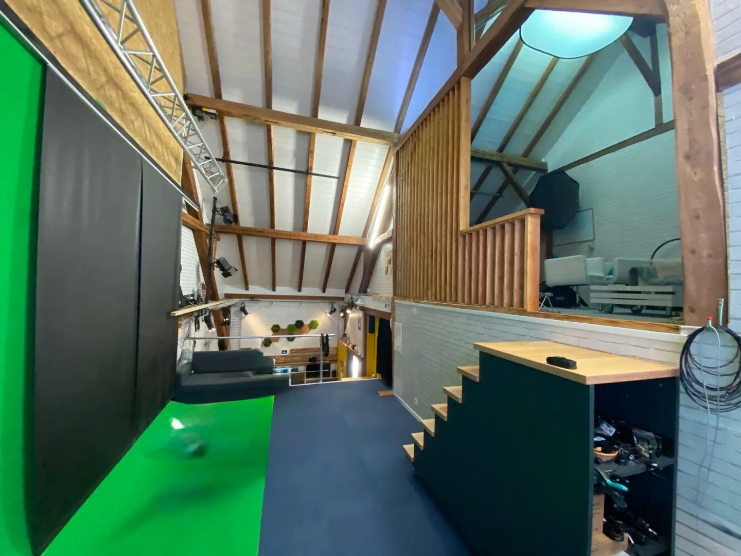 Gewerbliches Mietgebäude mit Parkplätzen. - Foto 9 von 22