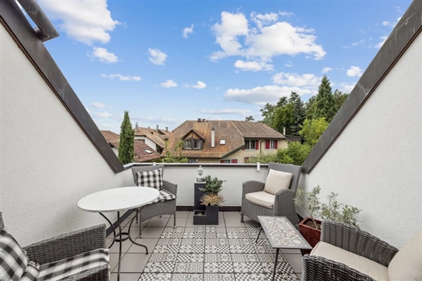 Charming 4.5-Room Maisonette Apartment - Photo 2 of 5