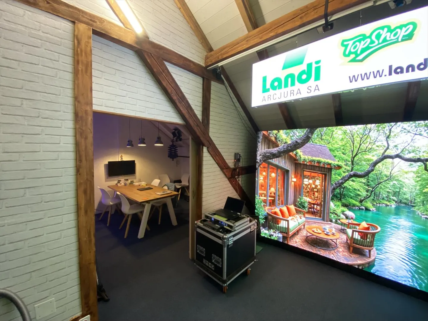 Gewerbliches Mietgebäude mit Parkplätzen. - Foto 12 von 22