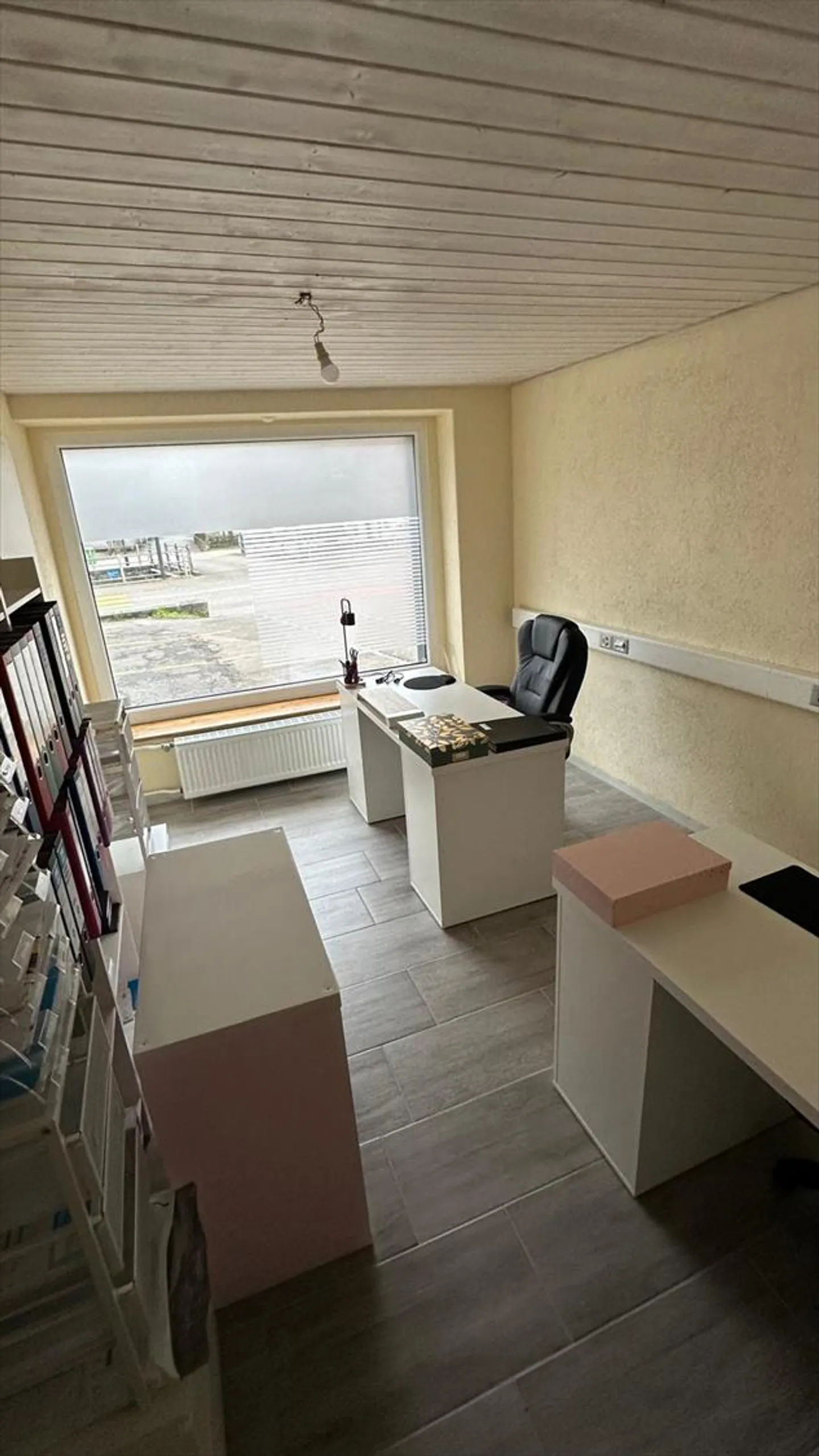 Gewerbliches Mietgebäude mit Parkplätzen. - Foto 18 von 22