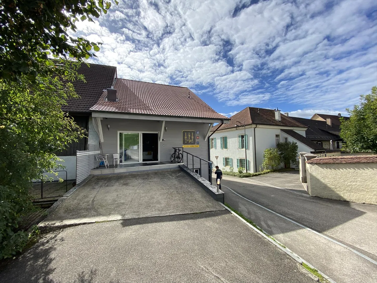 Gewerbliches Mietgebäude mit Parkplätzen. - Foto 19 von 22