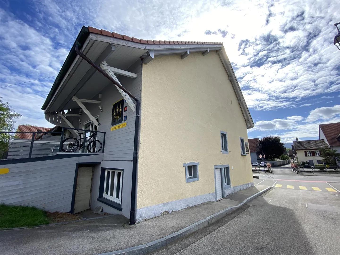 Gewerbliches Mietgebäude mit Parkplätzen. - Foto 20 von 22