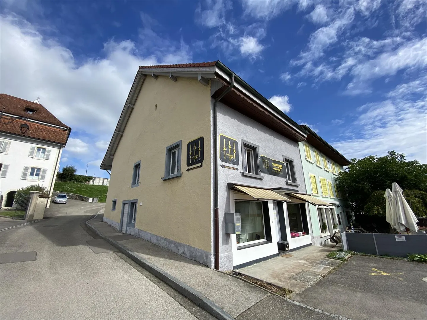 Gewerbliches Mietgebäude mit Parkplätzen. - Foto 21 von 22