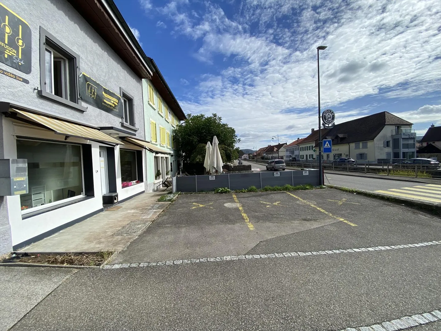 Gewerbliches Mietgebäude mit Parkplätzen. - Foto 22 von 22