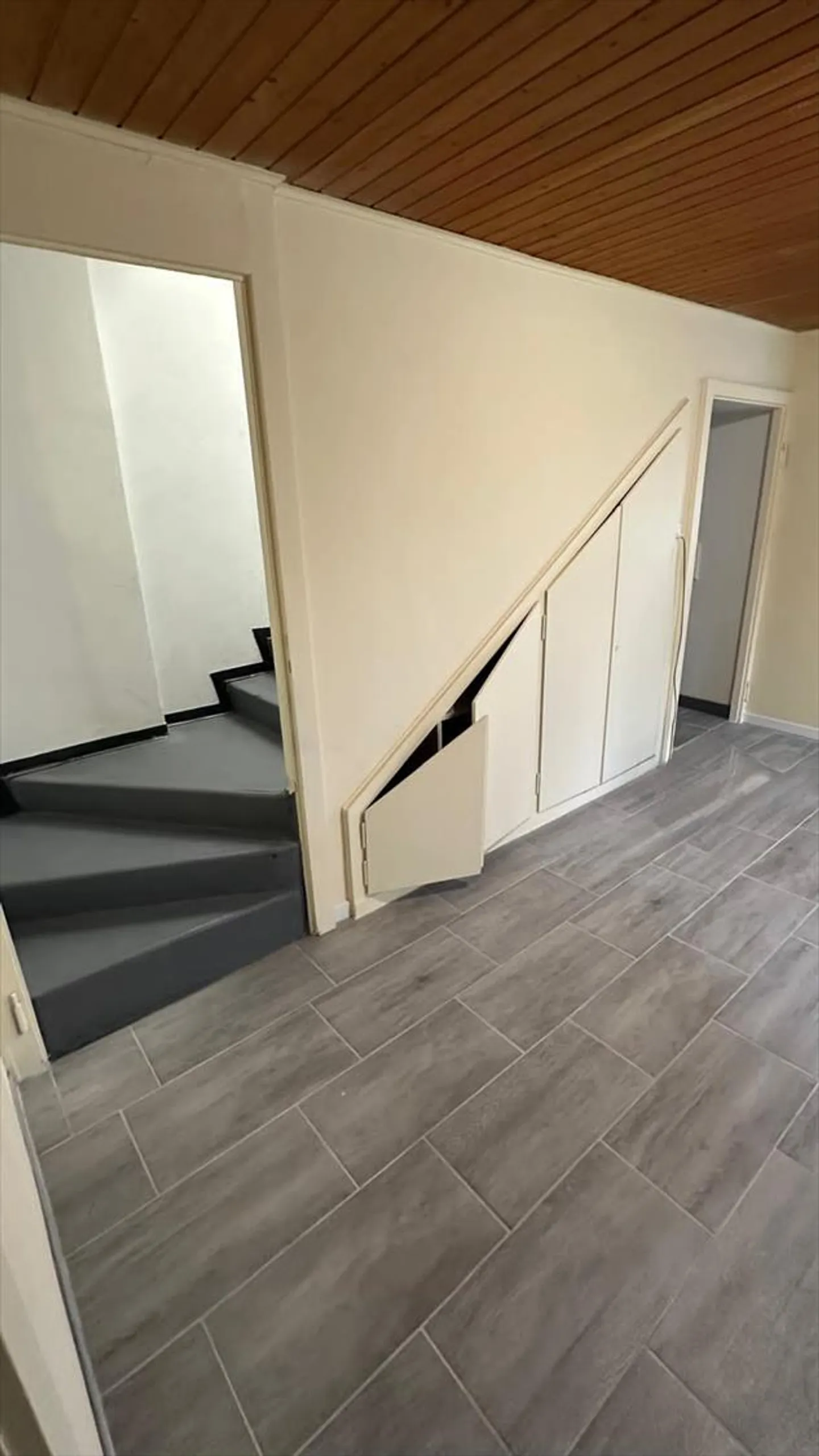 Gewerbliches Mietgebäude mit Parkplätzen. - Foto 15 von 22