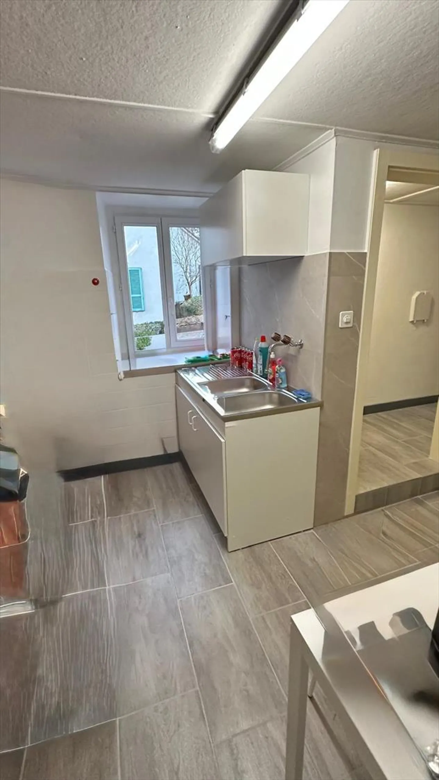 Gewerbliches Mietgebäude mit Parkplätzen. - Foto 16 von 22