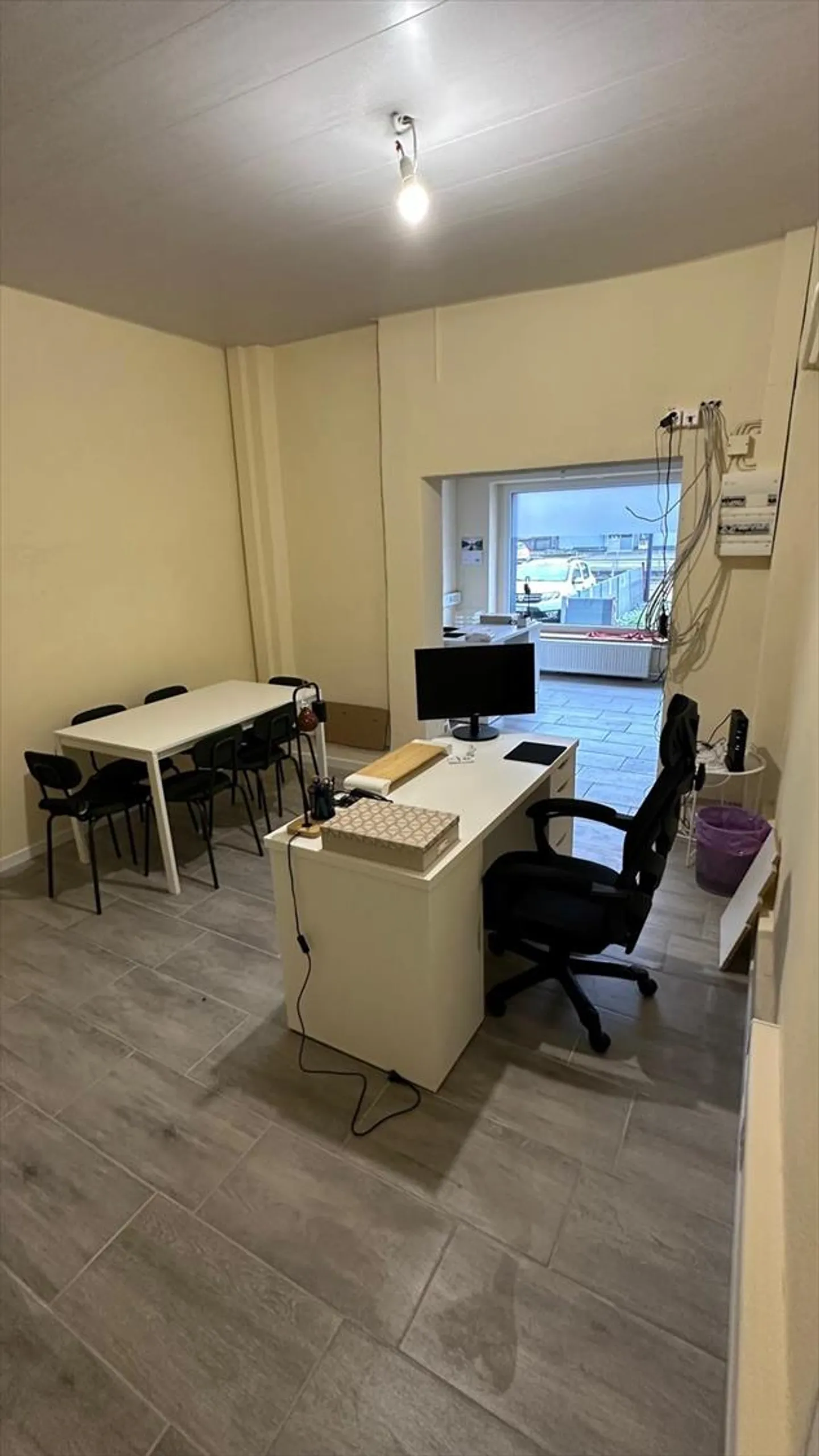 Gewerbliches Mietgebäude mit Parkplätzen. - Foto 17 von 22