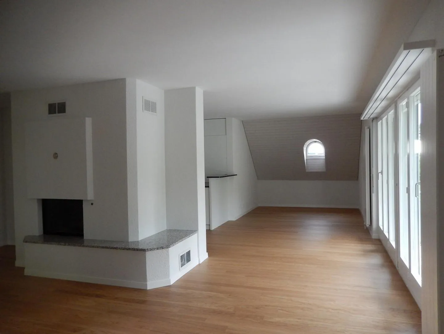 3.5-Room Maisonette Apartment with a View of the Green - Photo 1 of 9