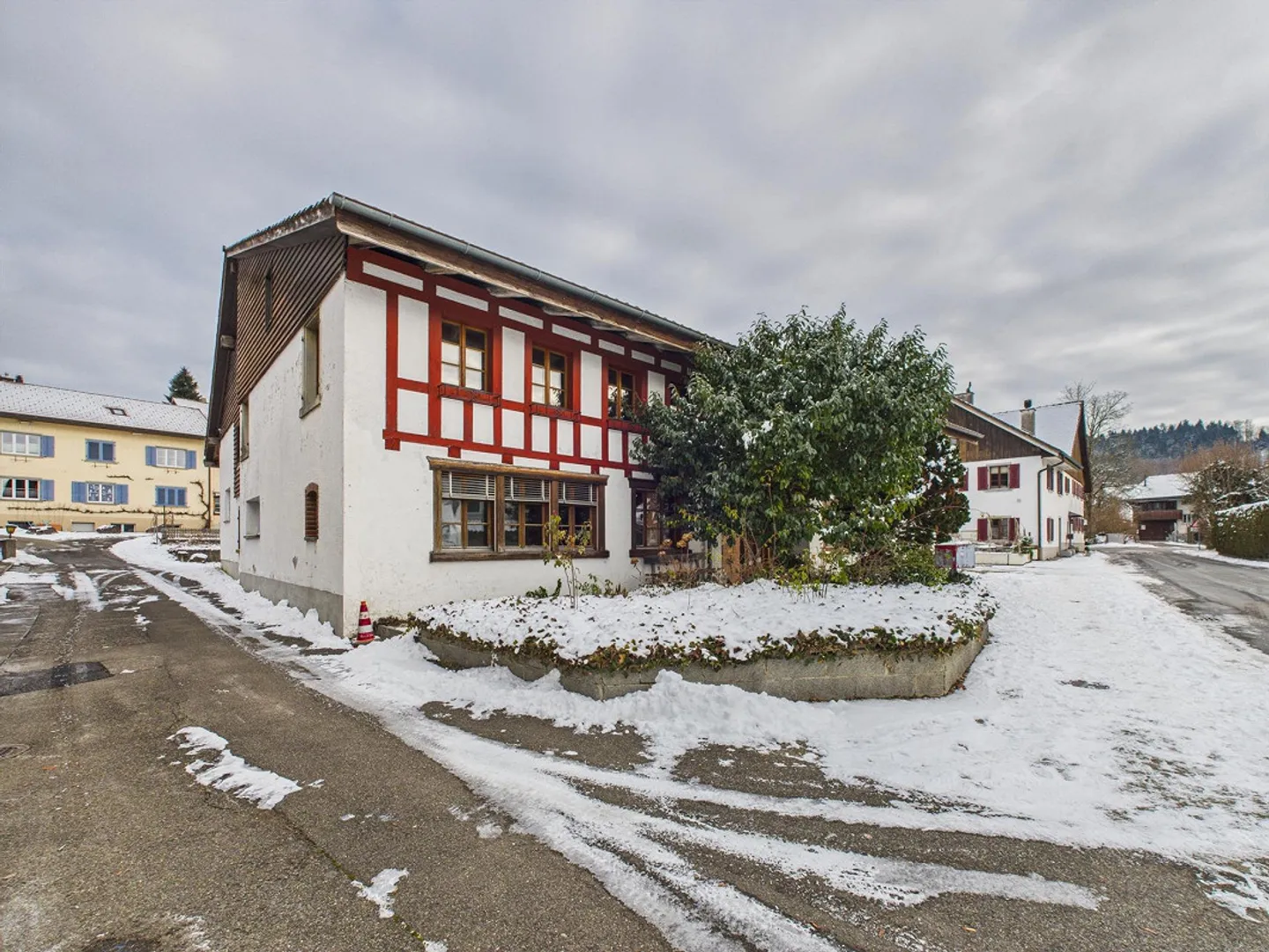 Ferme spacieuse de 7,5 pièces avec un grand potentiel d'extension à Theilingen - Photo 1 sur 14