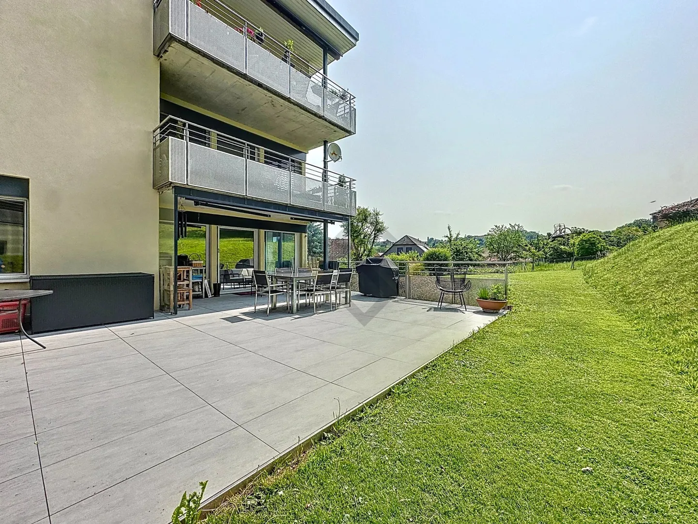 Modern Apartment with Garden - Photo 2 of 8