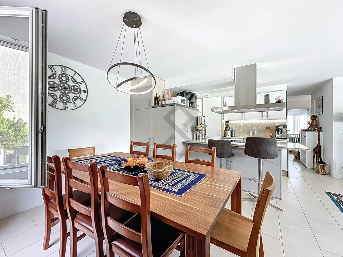 Modern Apartment with Garden - Photo 3 of 8