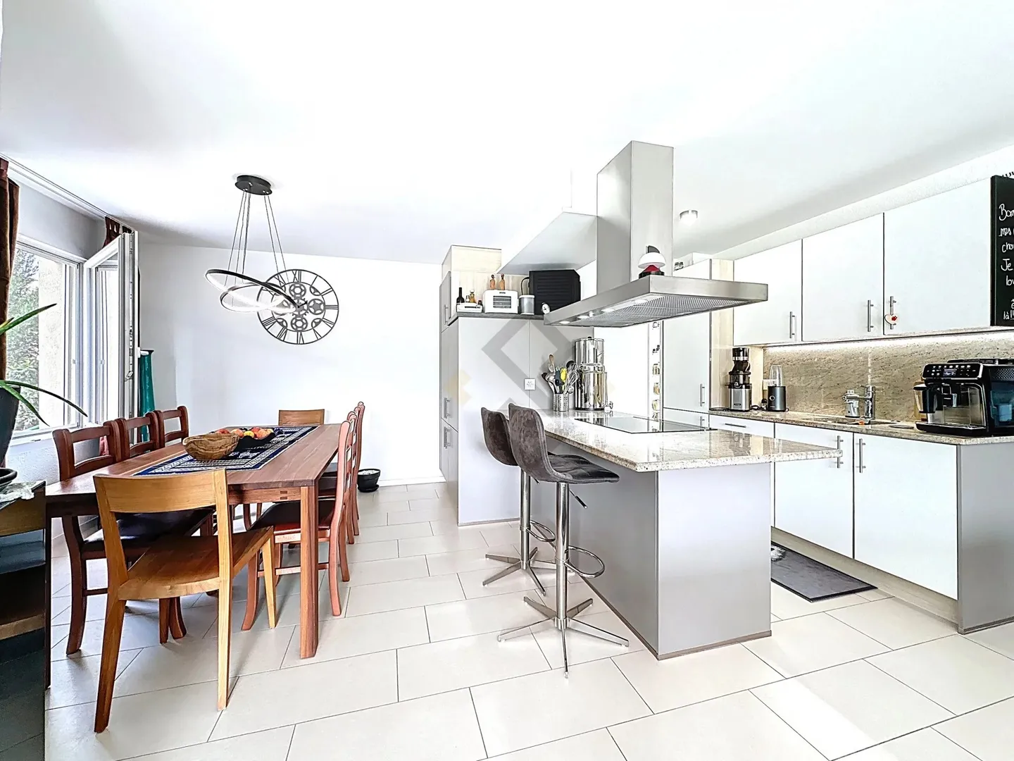 Modern Apartment with Garden - Photo 4 of 8