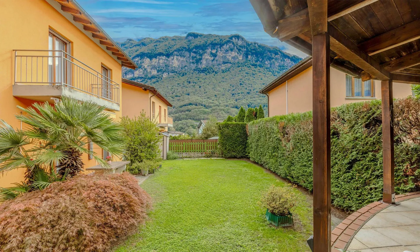 CASA 6,5 STANZE CON GIARDINO E GROTTINO A RIVA SAN VITALE - Foto 1 di 9