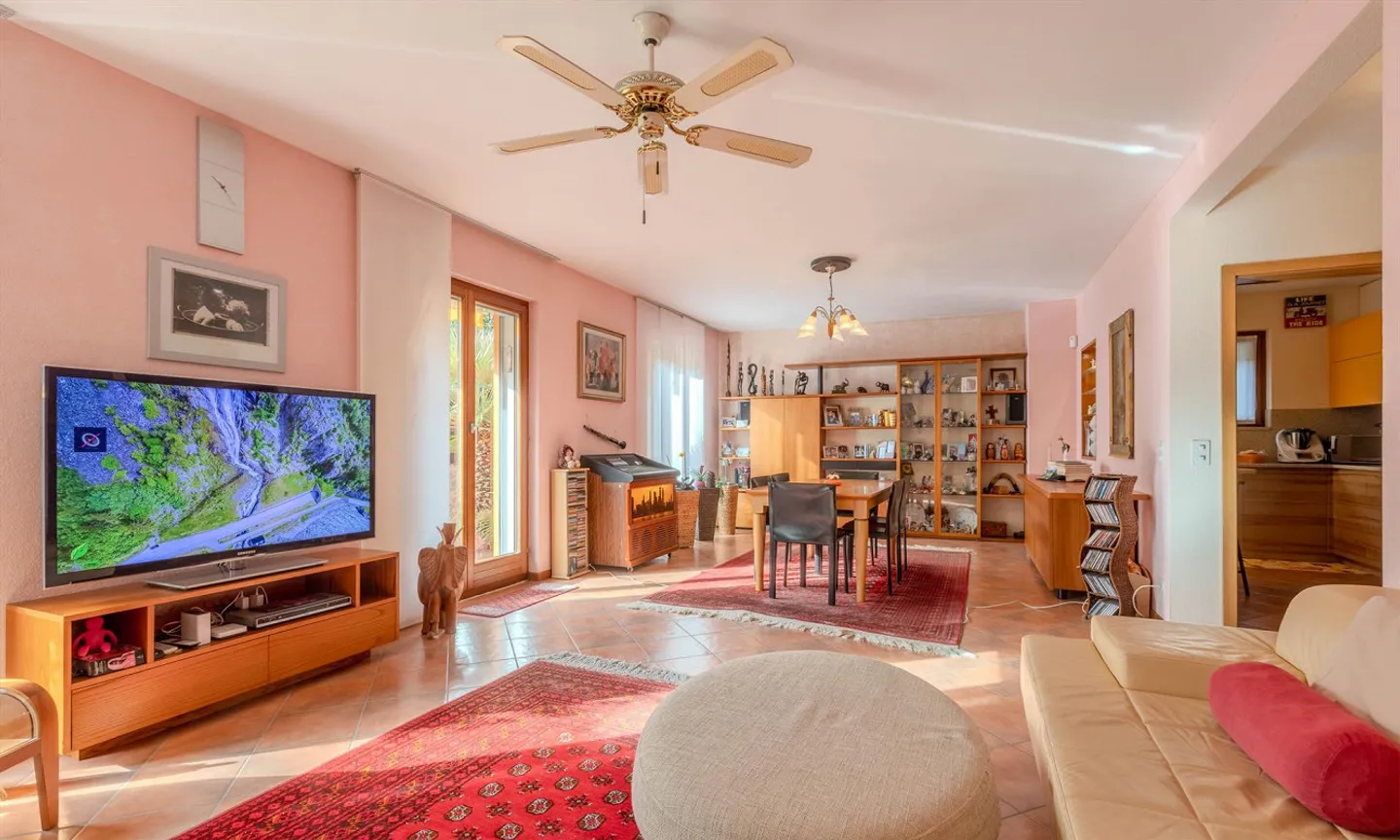 CASA 6,5 STANZE CON GIARDINO E GROTTINO A RIVA SAN VITALE - Foto 3 di 9