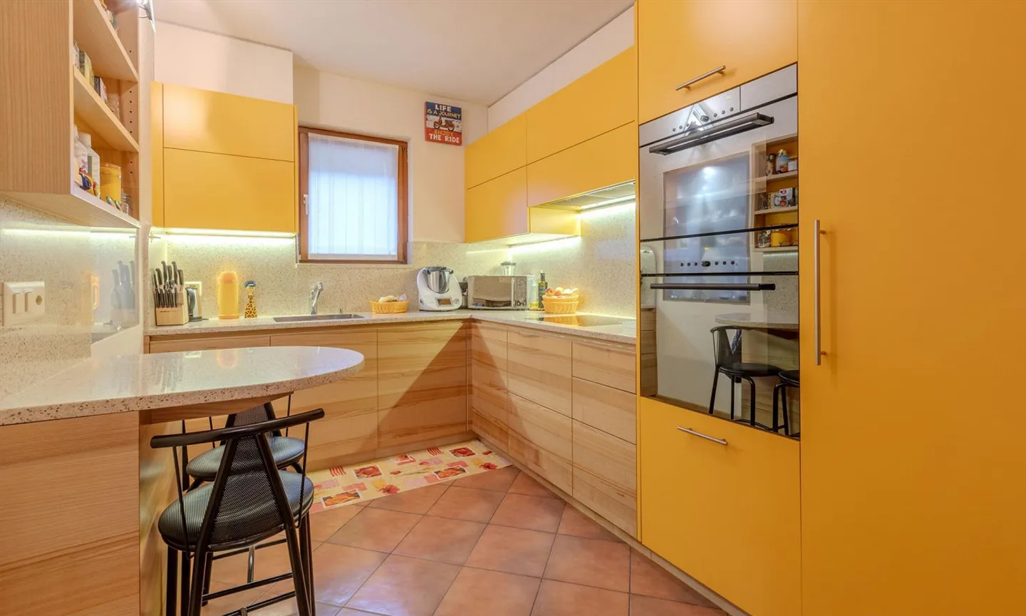 CASA 6,5 STANZE CON GIARDINO E GROTTINO A RIVA SAN VITALE - Foto 6 di 9