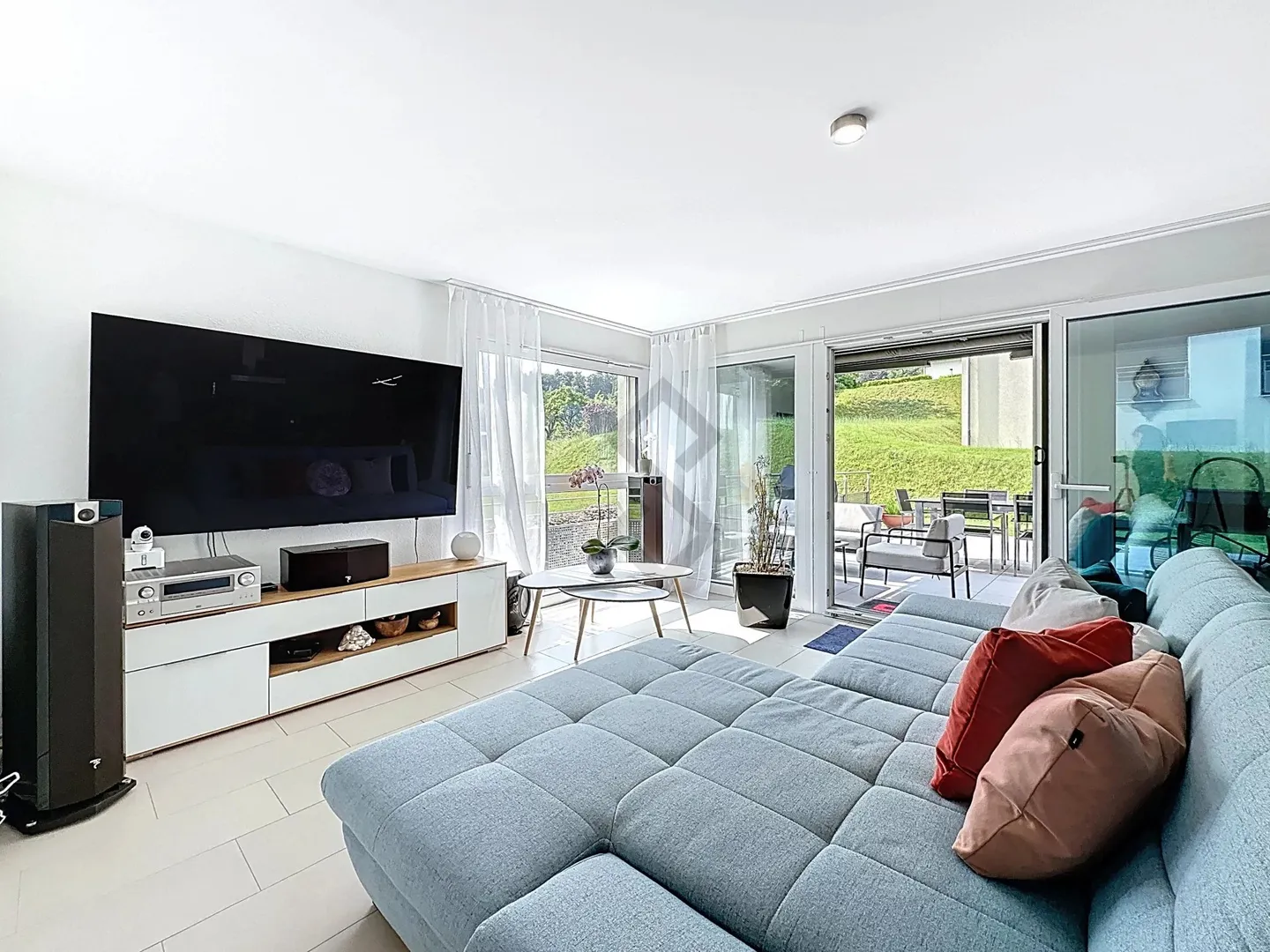 Modern Apartment with Garden - Photo 5 of 8