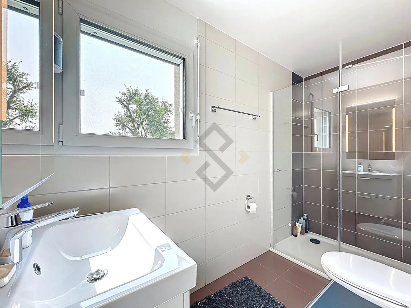 Modern Apartment with Garden - Photo 7 of 8