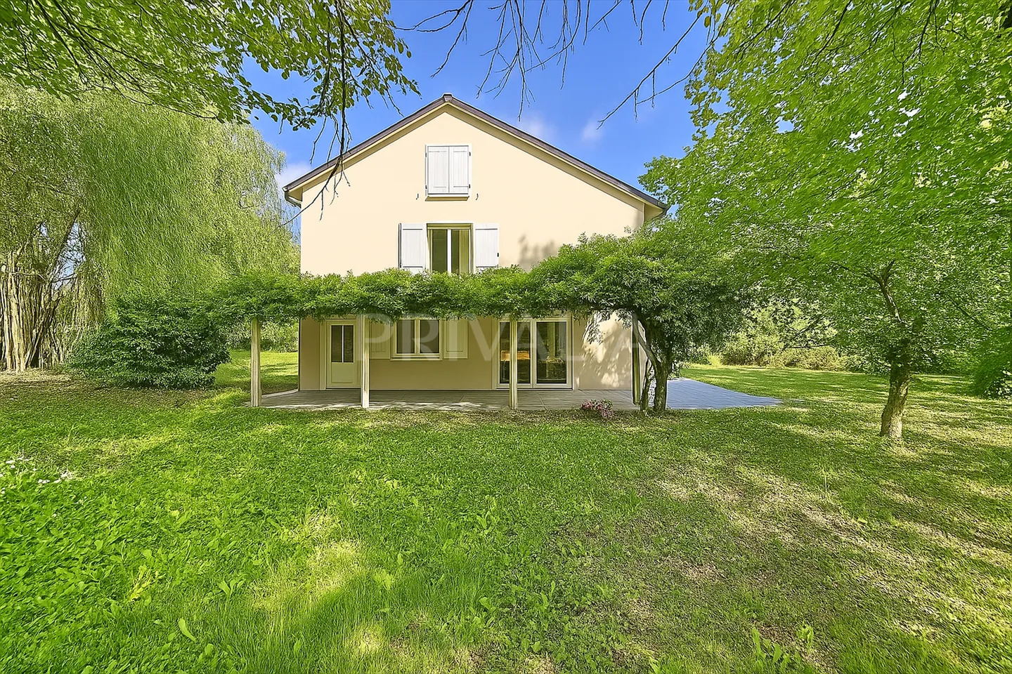 Detached villa surrounded by nature? Green and peaceful surroundings in Dardagny - Photo 1 of 10