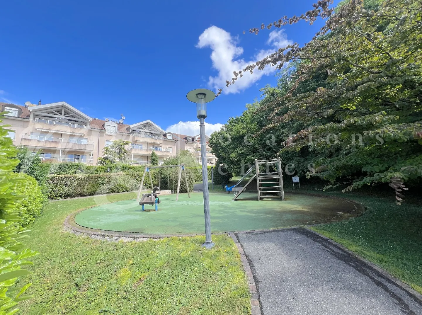 Spacious Apartment with Mountain View - Photo 3 of 16