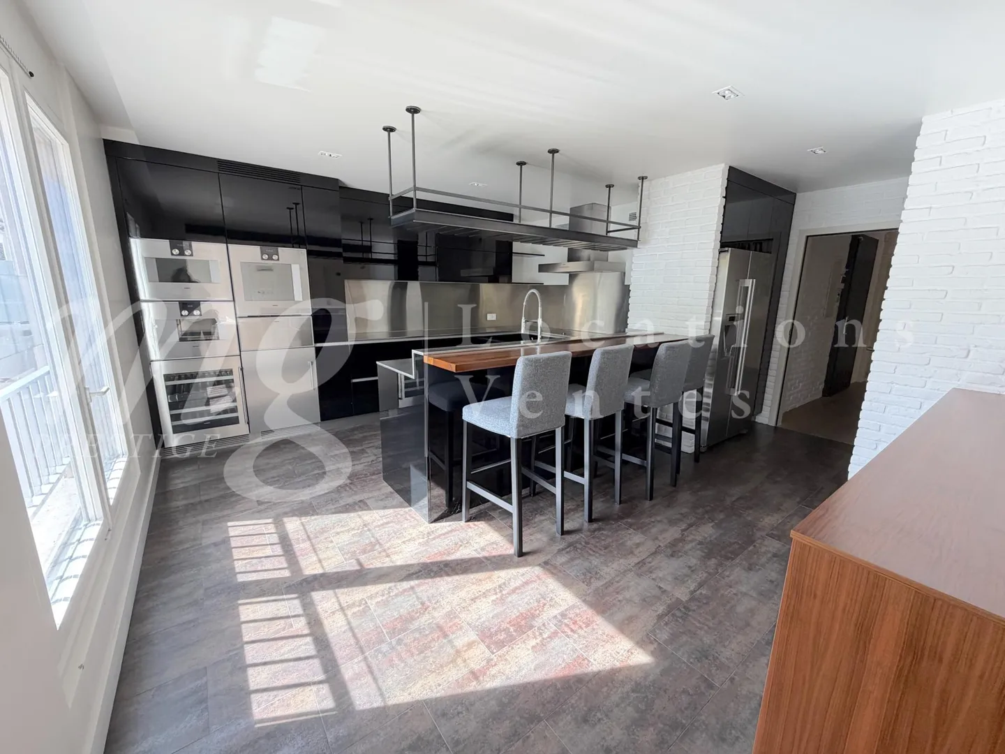 Spacious Apartment with Mountain View - Photo 8 of 16