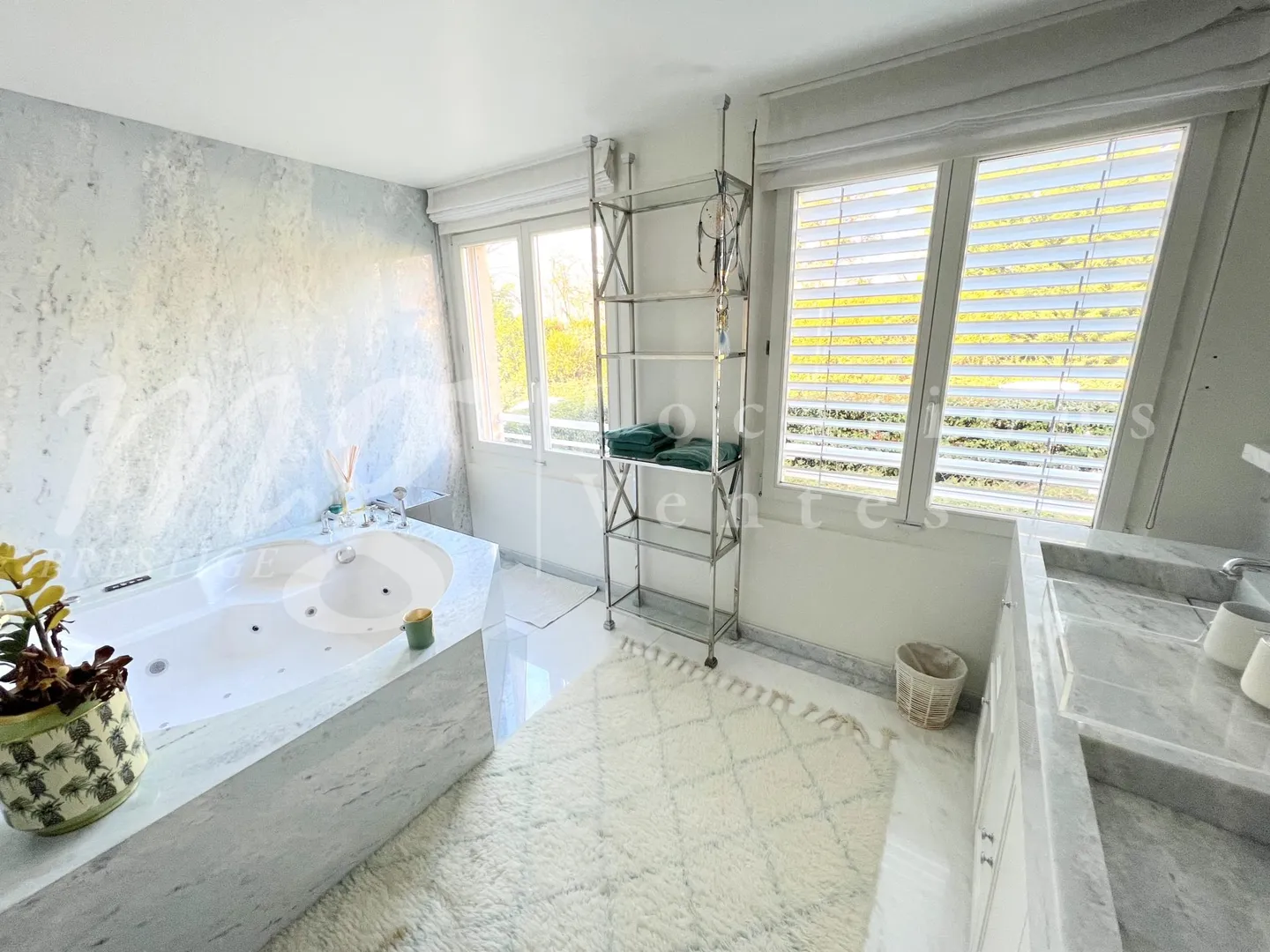 Spacious Apartment with Mountain View - Photo 14 of 16