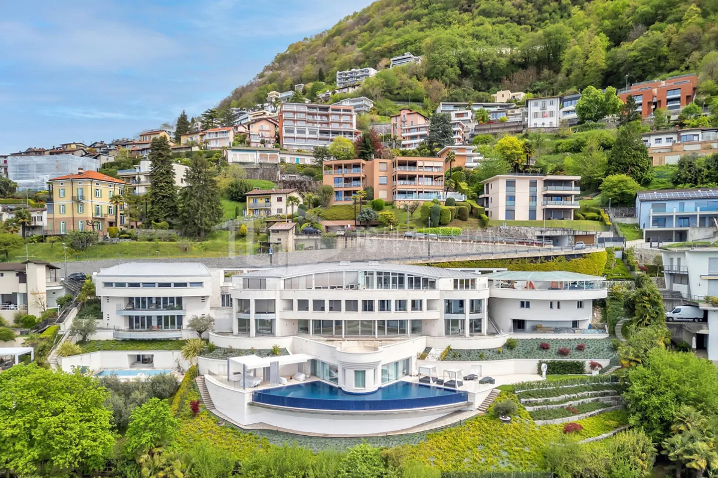 Prestigious Duplex Penthouse with Lake View in Aldesago - Photo 7 of 13