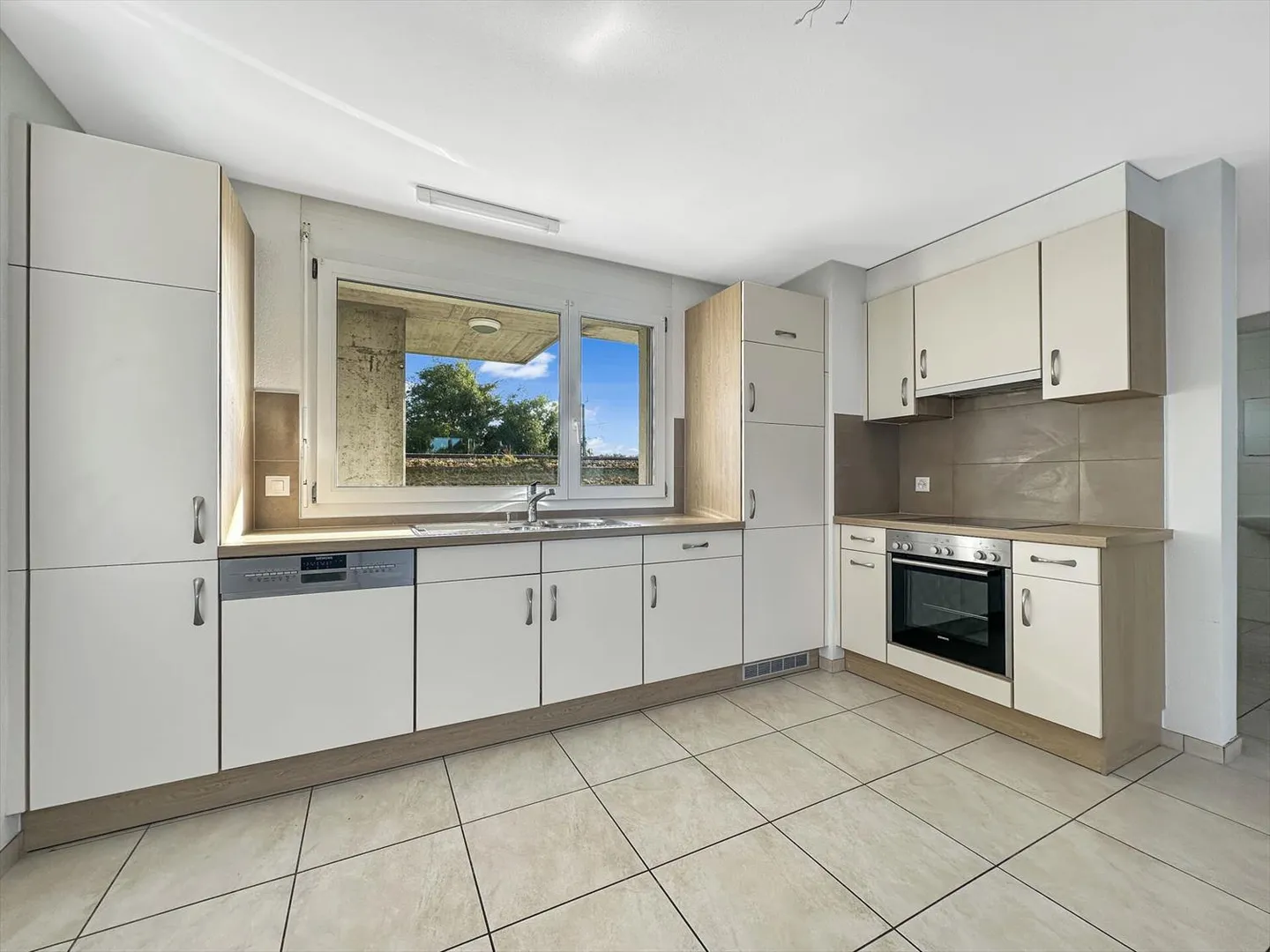 4.5 ROOM APARTMENT WITH BALCONY - Photo 2 of 13