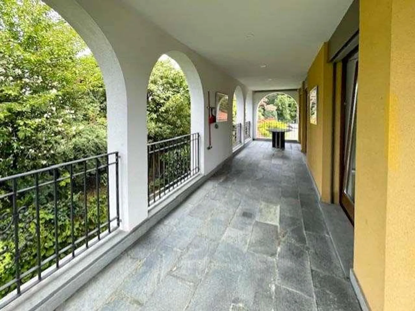 Apartment with terrace in a charming villa - Photo 1 of 13