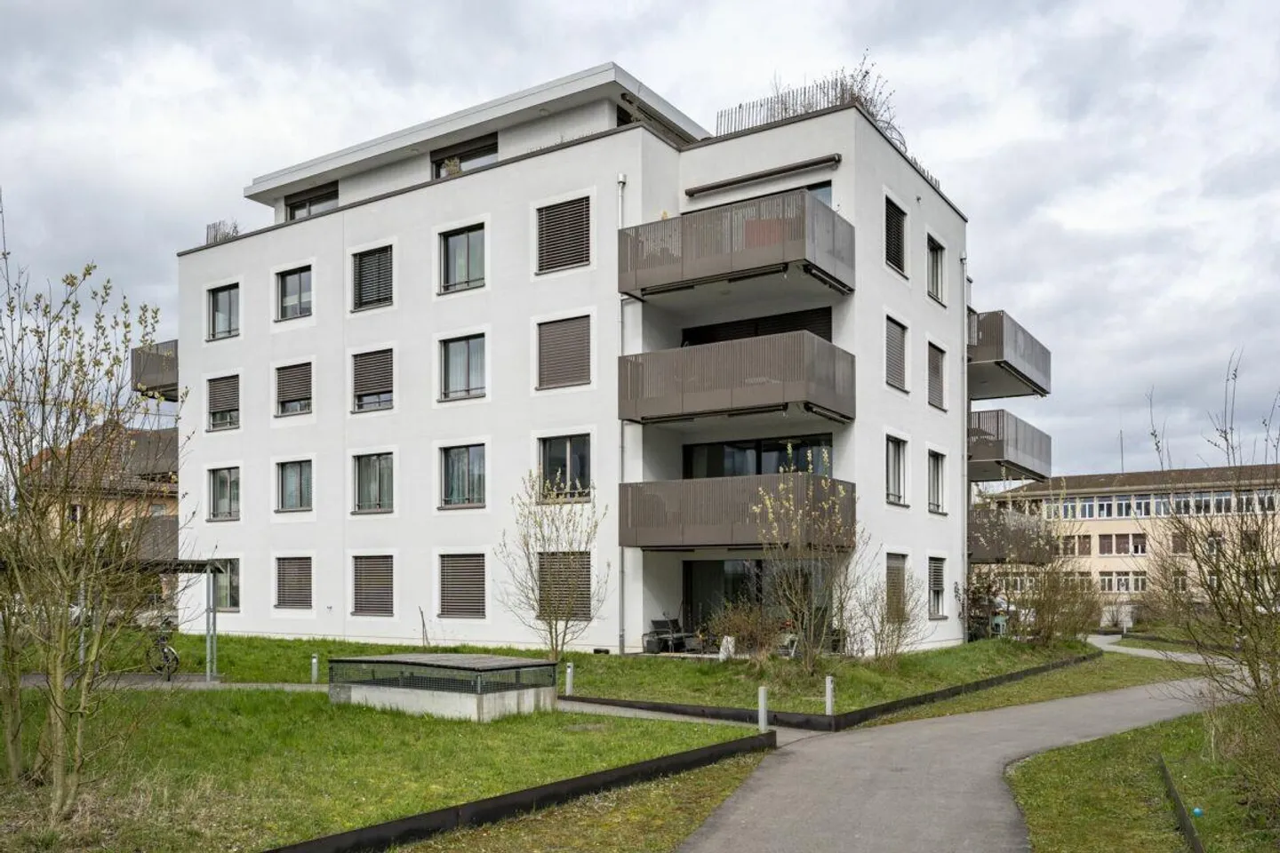 Moderne und neuwertige 2.5 Zimmerwohnung mitten in Suhr - Foto 1 di 9