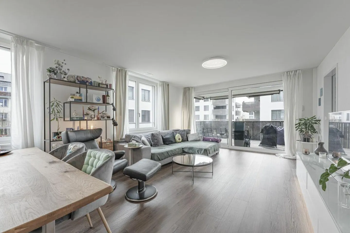 Moderne und neuwertige 2.5 Zimmerwohnung mitten in Suhr - Foto 2 di 9